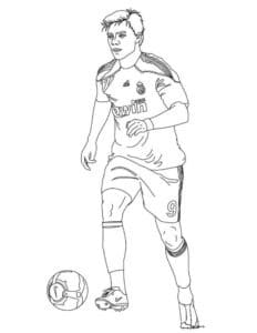 דף צביעה ציור לצביעה של שחקן כדורגל מגלגל את הכדור בזמן ריצה